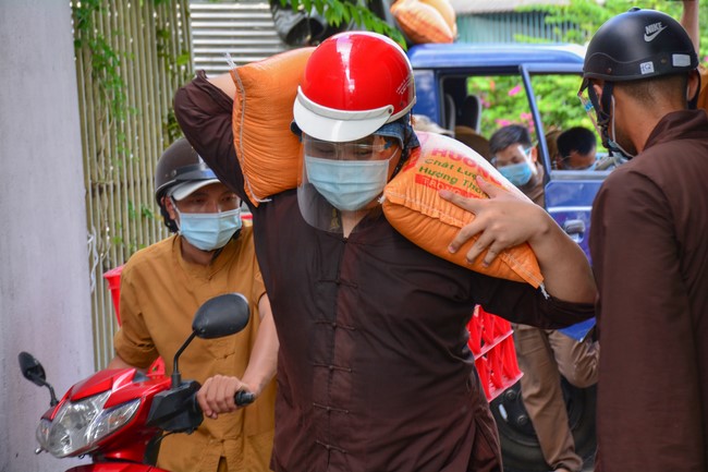 Continuing to support people in need in the Covid-19 pandemic of Hoang Phap Pagoda (series 4)